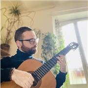 Insegnante di musica e chitarra classica impartisce lezioni. Teoria e solfeggio, chitarra classica, acustica, elettrica
